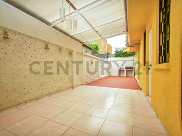 Amplia casa cercana metro Hernando de Magallanes