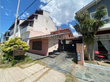 CASA 4 AMBIENTES CON COCHERA, MAS DEPARTAMENTO 3 AMBIENTES
