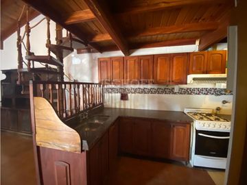 CASA 4 AMBIENTES CON COCHERA, MAS DEPARTAMENTO 3 AMBIENTES