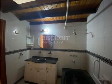 CASA 4 AMBIENTES CON COCHERA, MAS DEPARTAMENTO 3 AMBIENTES