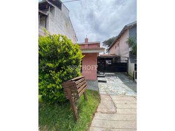 CASA 4 AMBIENTES CON COCHERA, MAS DEPARTAMENTO 3 AMBIENTES