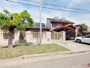 Casa 4 ambientes - Bella Vista- pileta-parque-parrilla- cochera- acepta permuta por dto en capital