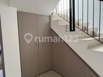 Disewakan Rumah 2Lt Pik2 Tahap 1 Uk 10X15 Hoek Semi Furnish