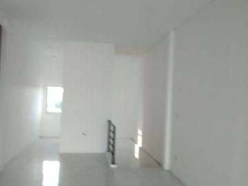 DISEWAKAN* *Ruko Kutai Square* Ruko 4 Lantai terletak di raya Kutai.
