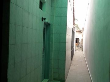 NUEVO PRECIO OPORTUNIDAD Inversores. CASA EN VENTA: Sobre amplio Lote propio Casa 3 amb. c/coch. + dpto. 2 amb. + fondo + galpón. Con renta.
