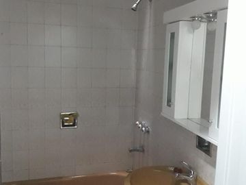 NUEVO PRECIO OPORTUNIDAD Inversores. CASA EN VENTA: Sobre amplio Lote propio Casa 3 amb. c/coch. + dpto. 2 amb. + fondo + galpón. Con renta.