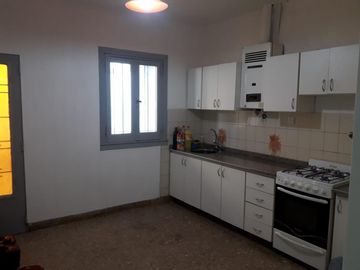 NUEVO PRECIO OPORTUNIDAD Inversores. CASA EN VENTA: Sobre amplio Lote propio Casa 3 amb. c/coch. + dpto. 2 amb. + fondo + galpón. Con renta.