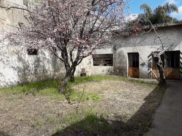 NUEVO PRECIO OPORTUNIDAD Inversores. CASA EN VENTA: Sobre amplio Lote propio Casa 3 amb. c/coch. + dpto. 2 amb. + fondo + galpón. Con renta.