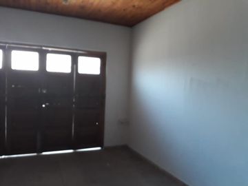NUEVO PRECIO OPORTUNIDAD Inversores. CASA EN VENTA: Sobre amplio Lote propio Casa 3 amb. c/coch. + dpto. 2 amb. + fondo + galpón. Con renta.