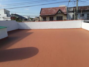 NUEVO PRECIO OPORTUNIDAD Inversores. CASA EN VENTA: Sobre amplio Lote propio Casa 3 amb. c/coch. + dpto. 2 amb. + fondo + galpón. Con renta.