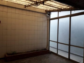 NUEVO PRECIO OPORTUNIDAD Inversores. CASA EN VENTA: Sobre amplio Lote propio Casa 3 amb. c/coch. + dpto. 2 amb. + fondo + galpón. Con renta.