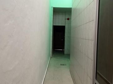 NUEVO PRECIO OPORTUNIDAD Inversores. CASA EN VENTA: Sobre amplio Lote propio Casa 3 amb. c/coch. + dpto. 2 amb. + fondo + galpón. Con renta.