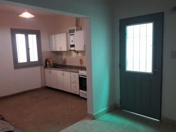 NUEVO PRECIO OPORTUNIDAD Inversores. CASA EN VENTA: Sobre amplio Lote propio Casa 3 amb. c/coch. + dpto. 2 amb. + fondo + galpón. Con renta.