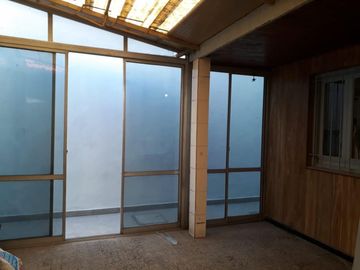 NUEVO PRECIO OPORTUNIDAD Inversores. CASA EN VENTA: Sobre amplio Lote propio Casa 3 amb. c/coch. + dpto. 2 amb. + fondo + galpón. Con renta.