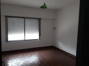 NUEVO PRECIO OPORTUNIDAD Inversores. CASA EN VENTA: Sobre amplio Lote propio Casa 3 amb. c/coch. + dpto. 2 amb. + fondo + galpón. Con renta.