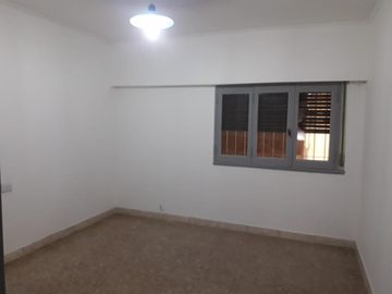 NUEVO PRECIO OPORTUNIDAD Inversores. CASA EN VENTA: Sobre amplio Lote propio Casa 3 amb. c/coch. + dpto. 2 amb. + fondo + galpón. Con renta.