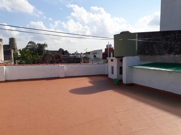 NUEVO PRECIO OPORTUNIDAD Inversores. CASA EN VENTA: Sobre amplio Lote propio Casa 3 amb. c/coch. + dpto. 2 amb. + fondo + galpón. Con renta.