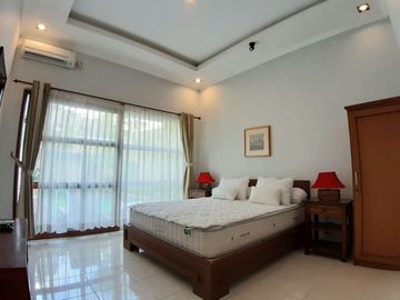 Rumah mewah dengan kolam renang pribadi di jln Damai