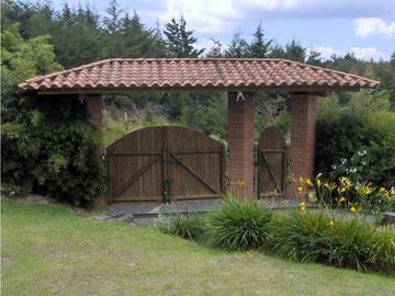 FINCA CON AMPLIO LOTE EN SANTA ELENA VEREDA SANTA ELENA SECTOR CENTRAL