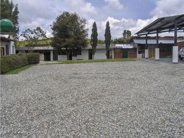 FINCA CON AMPLIO LOTE EN SANTA ELENA VEREDA SANTA ELENA SECTOR CENTRAL