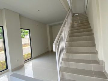 Disewakan Ruko 92 Avenix Hoek di BSD Dekat Universitas Atmajaya Baru Gress