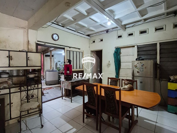 DIJUAL RUMAH LAMA HITUNG TANAH DI AREA PEJOMPONGAN BENDUNGAN HILIR JAKSEL