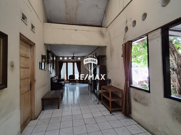 DIJUAL RUMAH LAMA HITUNG TANAH DI AREA PEJOMPONGAN BENDUNGAN HILIR JAKSEL