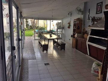 Excelente Chalet – 4 Ambientes – Dependencia– Jardín con pileta - Quincho y Garaje