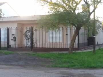 CASA AMERICANA EN PARQUE LELOIR CON 3 DORMITORIOS, QUINCHO-COCHERA PARA 2 AUTOS