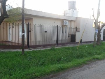 CASA AMERICANA EN PARQUE LELOIR CON 3 DORMITORIOS, QUINCHO-COCHERA PARA 2 AUTOS