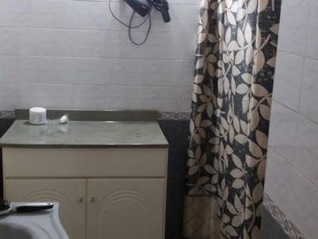 CASA AMERICANA EN PARQUE LELOIR CON 3 DORMITORIOS, QUINCHO-COCHERA PARA 2 AUTOS