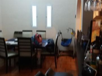 CASA AMERICANA EN PARQUE LELOIR CON 3 DORMITORIOS, QUINCHO-COCHERA PARA 2 AUTOS