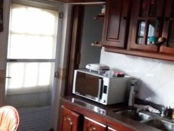CASA AMERICANA EN PARQUE LELOIR CON 3 DORMITORIOS, QUINCHO-COCHERA PARA 2 AUTOS