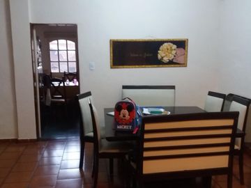CASA AMERICANA EN PARQUE LELOIR CON 3 DORMITORIOS, QUINCHO-COCHERA PARA 2 AUTOS