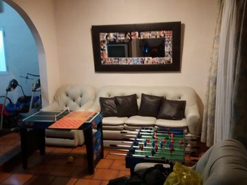 CASA AMERICANA EN PARQUE LELOIR CON 3 DORMITORIOS, QUINCHO-COCHERA PARA 2 AUTOS
