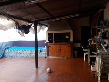 CASA AMERICANA EN PARQUE LELOIR CON 3 DORMITORIOS, QUINCHO-COCHERA PARA 2 AUTOS