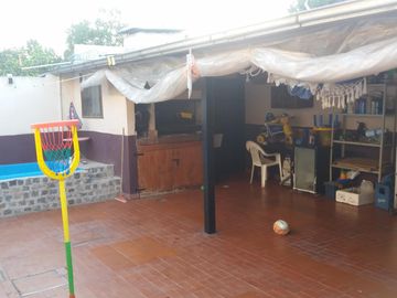 CASA AMERICANA EN PARQUE LELOIR CON 3 DORMITORIOS, QUINCHO-COCHERA PARA 2 AUTOS