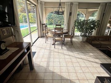 Casa en excelente barrio residencial dentro de la ciudad