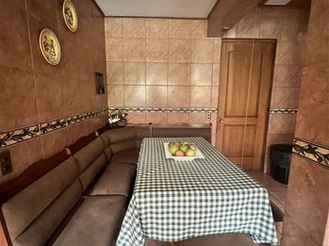 Casa en excelente barrio residencial dentro de la ciudad