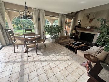 Casa en excelente barrio residencial dentro de la ciudad