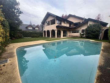 Casa en excelente barrio residencial dentro de la ciudad