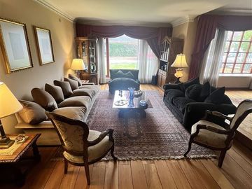 Casa en excelente barrio residencial dentro de la ciudad