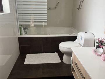 Casa en excelente barrio residencial dentro de la ciudad