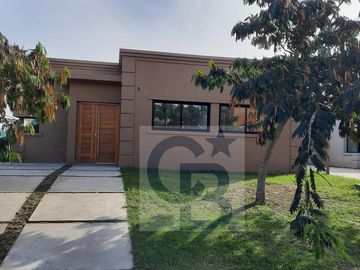 Casa en Venta - Barrio Santa Elena , Pilar del Este