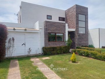 Casa mediterránea en condominio de 4 unidades.