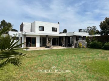 Casa mediterránea en condominio de 4 unidades.