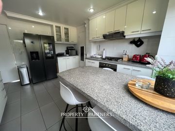 Casa mediterránea en condominio de 4 unidades.