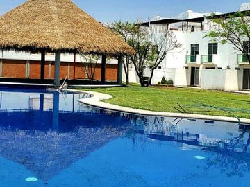 VENTA DE CASA EN EXCLUSIVO RESIDENCIAL CON ALBERCA EN YAUTEPEC, MORELOS