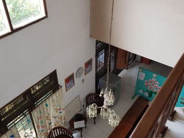 Rumah 2 lantai, hoek, taman luas, asri dan tenang, megapolitan cinere