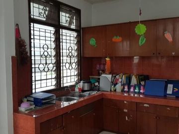 Rumah 2 lantai, hoek, taman luas, asri dan tenang, megapolitan cinere